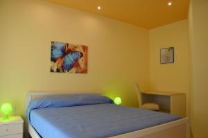 加利波利La Stella di Gallipoli的一间卧室配有一张床,墙上挂着蝴蝶画