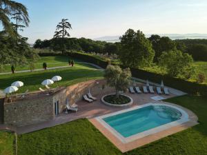 蒙特普齐亚诺Precise Tale Poggio Alla Sala的享有带游泳池的别墅的空中景致