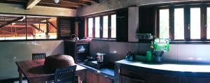武吉拉旺Happy Ria Homestay & Guesthouse的一间厨房,内设桌子和窗户