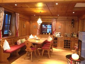 史代比兹Chalet Edelweiss的一间厨房,里面配有桌椅