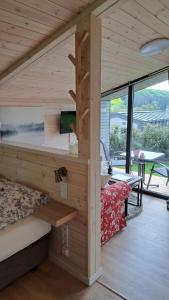 DiemelseeSauerland-Tinyworld - Ihr Tiny Ferienhaus im Sauerland am Diemelsee的小屋内带床和水槽的客房