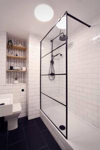 伦敦Luxury 2BR Flat in Hip Notting Hill的带淋浴和盥洗盆的浴室