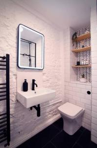伦敦Luxury 2BR Flat in Hip Notting Hill的白色的浴室设有水槽和卫生间。