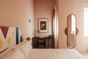 瓦伦西亚Casa Clarita的一间卧室配有一张床和一张带镜子的书桌