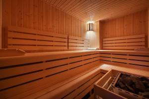 新博尔Rezidence Pihel的一个带木凳和灯光的桑拿浴室