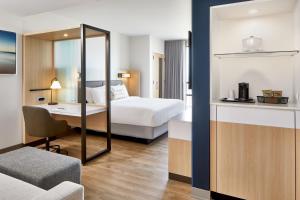 杰克逊维尔海滩SpringHill Suites by Marriott Jacksonville Beach Oceanfront的配有一张床和一张书桌的酒店客房
