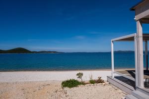 帕科坦Buqez resort Drage, villa Vita 50的海滩上的房子,享有海景