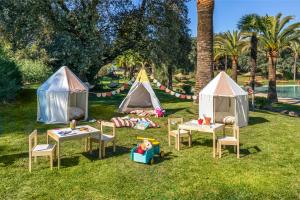 维拉努埃瓦·德·塔皮亚La Bobadilla, a Royal Hideaway Hotel的草丛中一组配有桌椅的帐篷