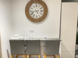 基德灵顿Oxford Studios的桌子、椅子和墙上的时钟