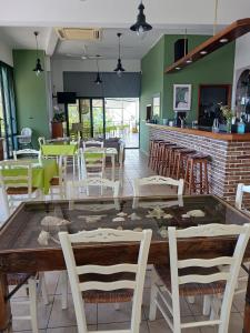 阿尔库季岛Soulis Hotel的一间带桌椅的用餐室