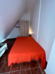 科尔多瓦ALYANA的阁楼卧室配有红色床
