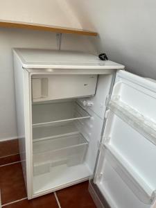 科尔多瓦ALYANA的空的白色冰箱,门打开