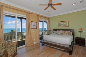 Cape San BlasCape Destiny by Pristine Properties Vacation Rentals的一间卧室设有一张床和一个海景阳台