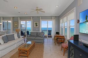 Cape San BlasCape Destiny by Pristine Properties Vacation Rentals的带沙发和平面电视的客厅