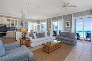 Cape San BlasCape Destiny by Pristine Properties Vacation Rentals的带沙发的客厅、厨房和海洋