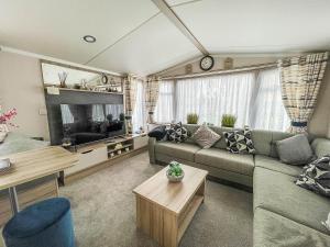 滨海克拉克顿Beautiful Caravan With Decking And Free Wifi At Highfield Grange Ref 26740wr的带沙发和电视的客厅