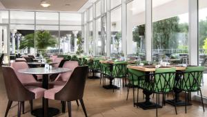 希贝尼克Amadria Park Beach Hotel Niko的餐厅设有桌椅和窗户。