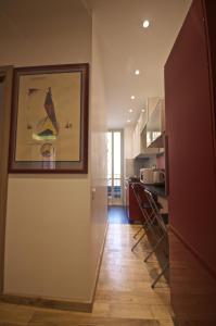 罗马皮拉米蒂公寓的墙上有画面的厨房走廊