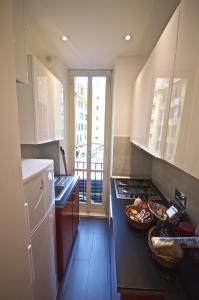 罗马皮拉米蒂公寓的厨房配有水槽和炉灶 顶部烤箱