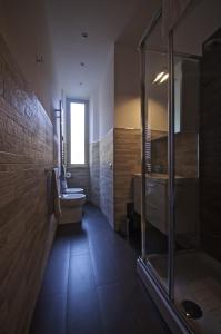 罗马皮拉米蒂公寓的带淋浴、卫生间和盥洗盆的浴室