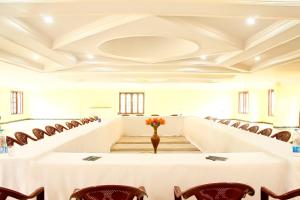 科代卡纳尔Hotel SV International- Powered by Stayflexi的一间会议室,配有桌椅