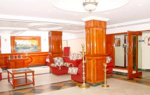 科代卡纳尔Hotel SV International- Powered by Stayflexi的客厅配有红色家具和吊灯。