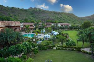 焦特布尔Marugarh Resort and Spa的享有带游泳池的度假村的空中景致