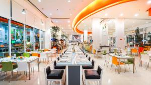 巴淡岛中心巴塔姆中心哈里斯酒店的餐厅内带桌椅的用餐室