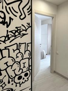 阿罗纳Graffiti Home Arona的卧室的墙壁上涂有黑白涂鸦