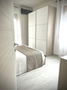 阿罗纳Graffiti Home Arona的一间卧室配有一张床和一个大衣柜