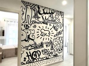 阿罗纳Graffiti Home Arona的一间涂有涂鸦墙的房间