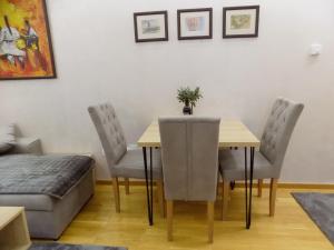 兹拉蒂博尔Anja的一间带桌椅和一张床的用餐室