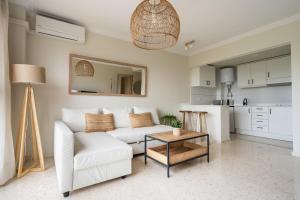 卡耐特蒂贝兰格Magnifico apartamento en Canet Playa by Hometels的客厅配有白色的沙发和桌子