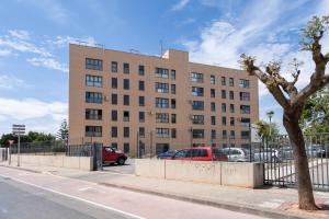 卡耐特蒂贝兰格Magnifico apartamento en Canet Playa by Hometels的街道边的建筑物