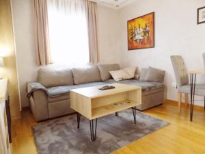 兹拉蒂博尔Anja的客厅配有沙发和桌子