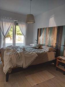 皮内兹齐Apartment VITA MARIS的一间卧室配有一张大床和木制床头板