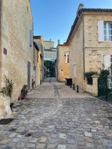 圣艾米隆La Maison du Clocher的一座拥有石头建筑的古镇小巷