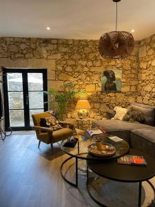 圣艾米隆La Maison du Clocher的客厅配有沙发和桌子