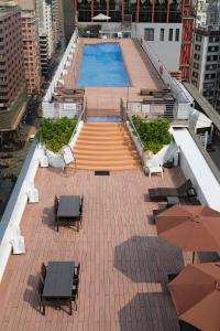 香港恒丰酒店的建筑物屋顶上的游泳池