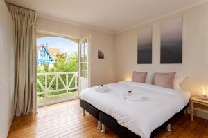 德帕内Villa Pauline的一间卧室设有一张大床和一个大窗户
