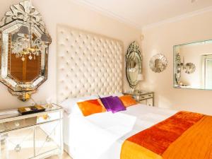 多列毛利诺斯Z&Olé的卧室配有一张白色大床和镜子