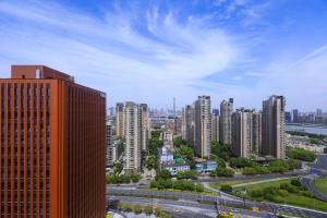 上海黄浦滨江奶油风四房设计师江景公寓的享有城市和高楼的景色