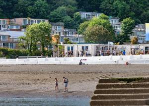 西卢港Millendreath Beach Resort的一群人站在海滩上