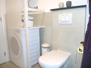 皮内兹齐Apartment VITA MARIS的一间带白色卫生间和架子的浴室