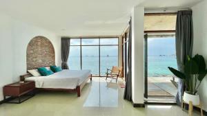 涛岛PD海滩度假酒店的一间卧室配有一张床,享有海景