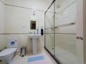 奇姆肯特Апартаменты в жилом комплексе БИИК的带淋浴、卫生间和盥洗盆的浴室