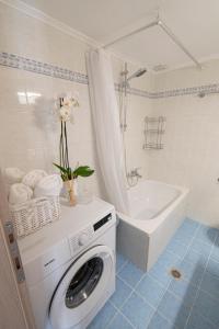 ZográfosIrena House by RentalsPro - Dionisiou Halkidiki的浴室配有洗衣机和浴缸。