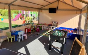 波波林Zielona Trawa的一间带桌子和玩具的游戏室