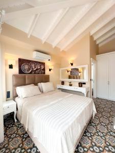 阿拉恰特Alaçatı Disa的卧室配有一张白色大床