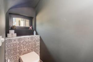 布鲁日霍伊夫德祖德霍克度假屋的一间带卫生间和镜子的浴室